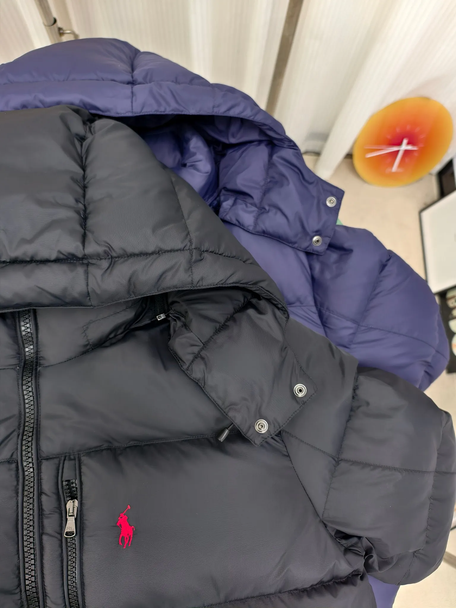 Style number: Y 177 Polo Ralph Lauren 2025 pony embroidered glossy half-turtle collar down jacket, neatly cut to create a smart posture, return to the hustle and bustle of the city. Filled with white duck down, it is warm and comfortable without being bulky, without losing personality and looking low-key! It has a certain sense of hierarchy! Original custom fabric. With a certain sense of color Color: Glossy Black Matte Black Dark Blue Size: S M L XL XXL
